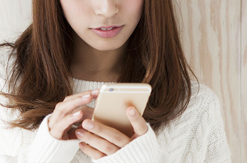スマホを見ている女性