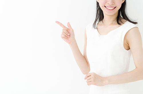 指をさす女性