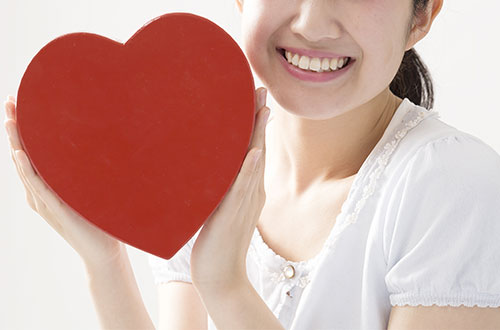 ハートを持っている女性